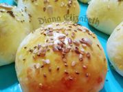 Una foto de pan de manteca y salame