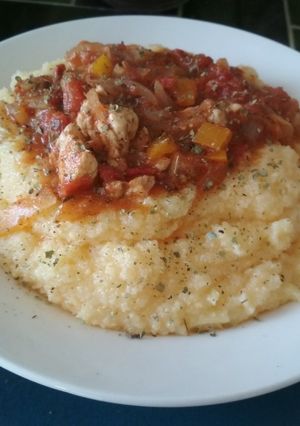 Una foto de Polenta con tuco de pollo