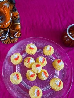 Dostining qolini silkitayotgan yigit surati