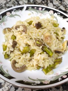 Una foto de Arroz con espárragos y champiñones