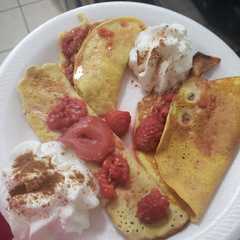 Una foto de Crepas de coco y proteína acompañado de fresas, y frambuesa