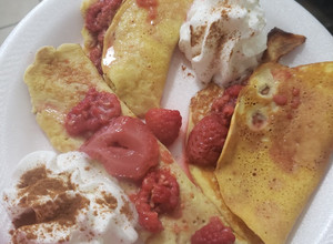 Una foto de Crepas de coco y proteína acompañado de fresas, y frambuesa