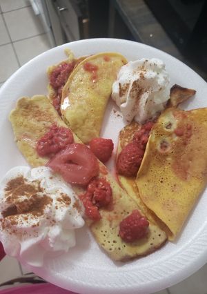 Una foto de Crepas de coco y proteína acompañado de fresas, y frambuesa