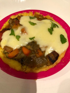Una foto de Canastitas de polenta y vegetales horneados, riquísimo y económico!!