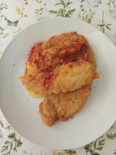 Una foto de Milanesas de pollo con hummus