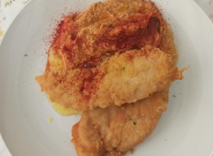 Una foto de Milanesas de pollo con hummus