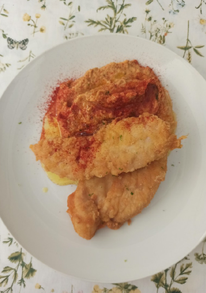 Una foto de Milanesas de pollo con hummus