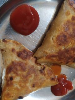ठंडी रोटी का तवे पर सिका हुआ समोसा (roti samosa recipe in hindi) रेसिपी मुख्य फोटो