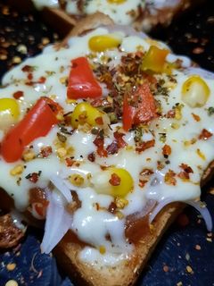 બ્રેડ પીઝા (Bread Pizza Recipe In Gujarati) રેસીપી મુખ્ય ફોટો