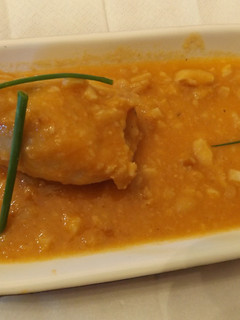 Una foto de Calamares rellenos de langostinos y carne con salsa de almendras
