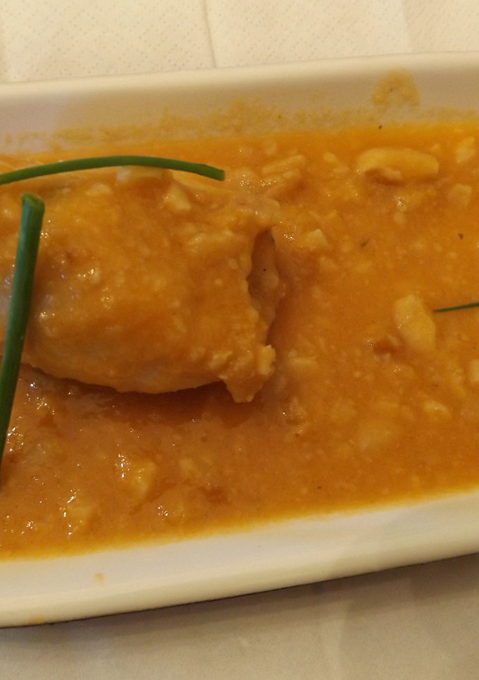 Una foto de Calamares rellenos de langostinos y carne con salsa de almendras