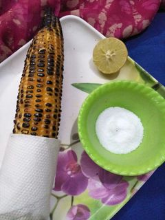 नींबू नमक लगाकर भुट्टा (Nimbu namak lga kar bhutta recipe in hindi) रेसिपी मुख्य फोटो