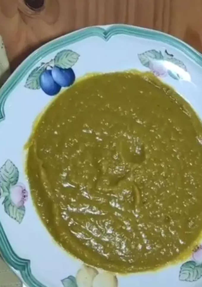Una foto de Crema de verdura con merluza y pata de cangrejo 🥰