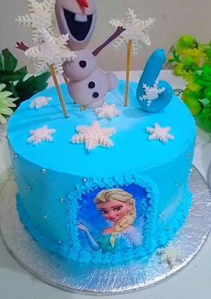 A picture of Elsa theme cake.
