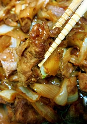 伊比利豬肩肉炒洋蔥 的食譜成品照片