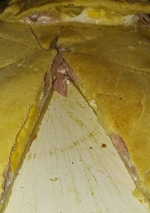 Una foto de Tarta de jamón queso y huevo con masa casera