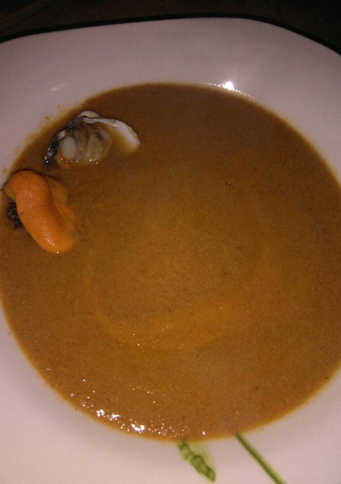Una foto de Crema de moluscos y gambones