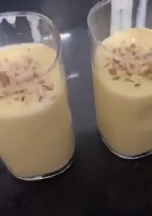 कस्टर्ड बादाम मिल्क (Custard Badam Milk recipe in Hindi) रेसिपी मुख्य फोटो