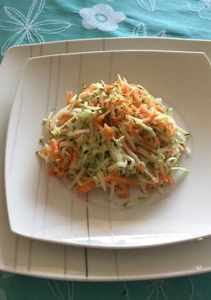 Una foto de Ensalada de zapallito y zanahoria