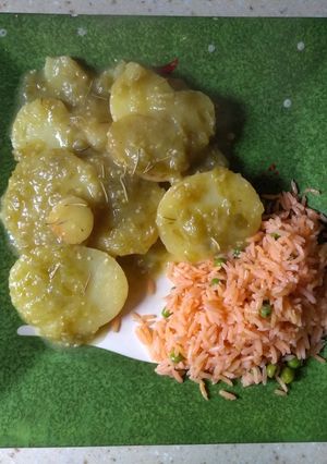 Una foto de Papas doradas con salsa