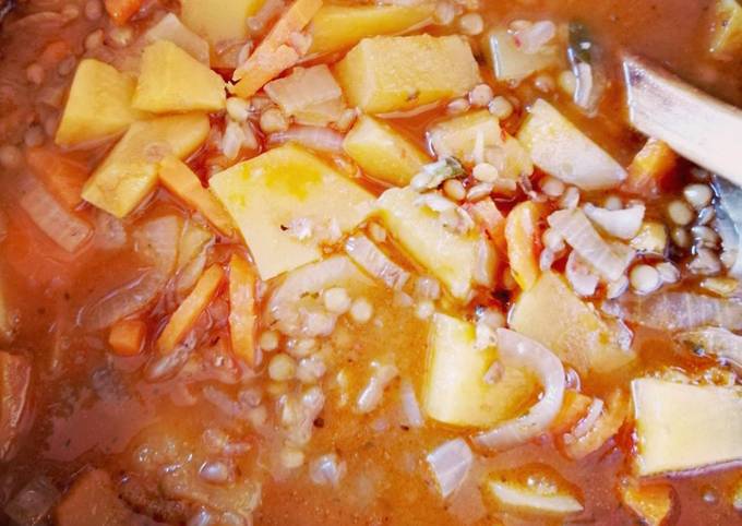 Guiso vegetariano de lentejas, papas y boniatos
