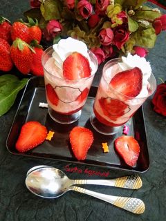 स्ट्रॉबेरी स्मूदी (strawberry smoothie recipe in Hindi) रेसिपी मुख्य फोटो