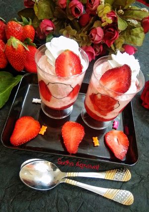 स्ट्रॉबेरी स्मूदी (strawberry smoothie recipe in Hindi) रेसिपी मुख्य फोटो