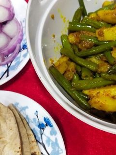 फ्रेंच बीन्स आलू की सूखी सब्जी (french beans aloo ki sukhi sabzi recipe in Hindi) रेसिपी मुख्य फोटो