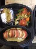 Pollo envuelto en bacon relleno de queso suizo