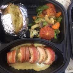 Foto principal de Pollo envuelto en bacon relleno de queso suizo