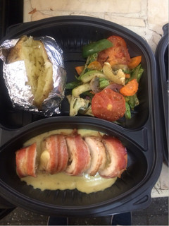 Una foto de Pollo envuelto en bacon relleno de queso suizo