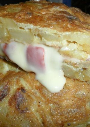 Una foto de Tortilla de papa rellena de Jamón y queso 🥔🧀