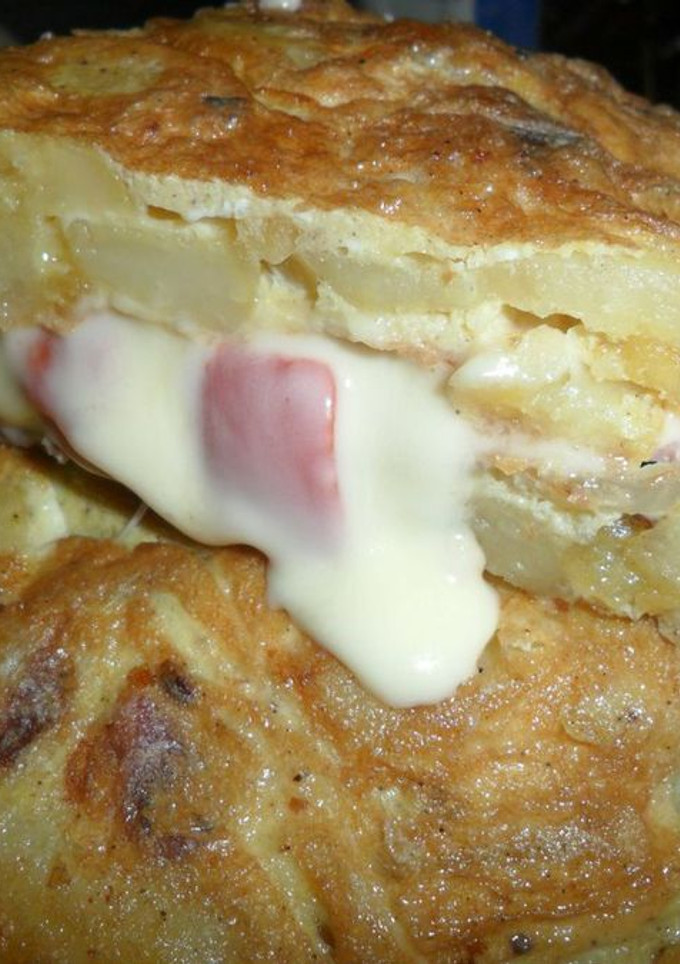 Una foto de Tortilla de papa rellena de Jamón y queso 🥔🧀
