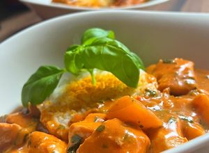Zdjęcie przepisu KURCZAK W SOSIE CURRY Z MANGO 🥭.