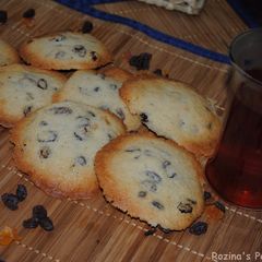 A picture of Persian raisin cookies (shirini keshmeshi).