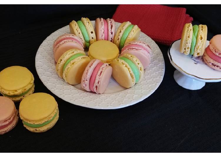 Lemon &amp; strawberry macarons