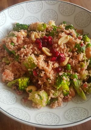 Une photo de Taboulé crevettes, grenade et légumes croquants