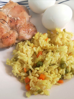 Una foto de Arroz a la jardinera con pollo a la plancha y huevo duro