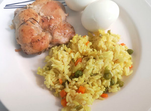Una foto de Arroz a la jardinera con pollo a la plancha y huevo duro