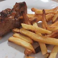 Una foto de Churrasquito de Cerdo con Papas Fritas