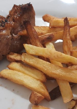 Una foto de Churrasquito de Cerdo con Papas Fritas