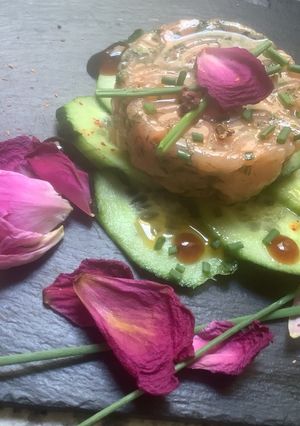Une photo de Tartare 🥒de saumon 🐬fumé ciboulette vinaigre de citron 🍋de menton