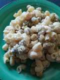 Pasta fría de coditos con chícharos