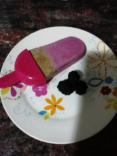 Una foto de Helado casero de cheesecake (sin lactosa) y moras