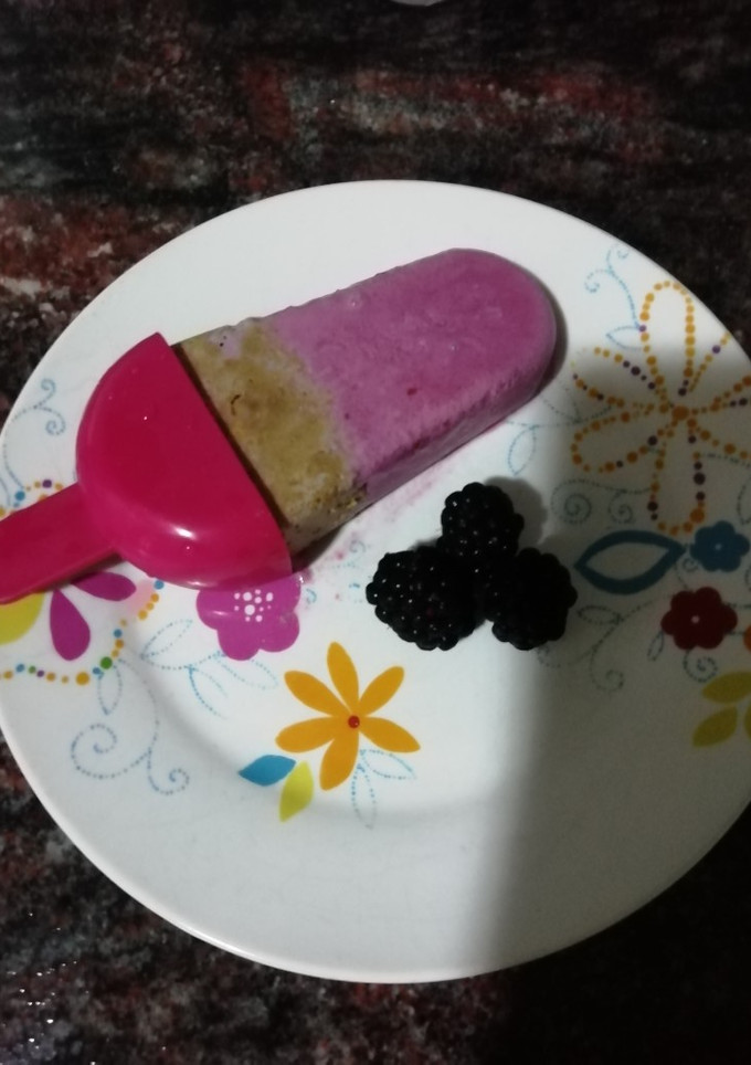 Una foto de Helado casero de cheesecake (sin lactosa) y moras