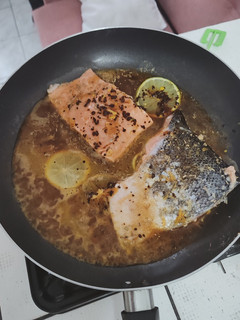 Una foto de Salmón al limón y ajo