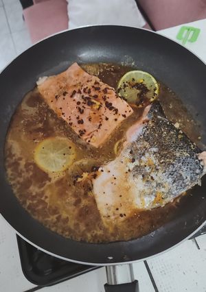 Una foto de Salmón al limón y ajo