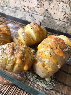 Una foto de Patatas rellenas de queso al horno
