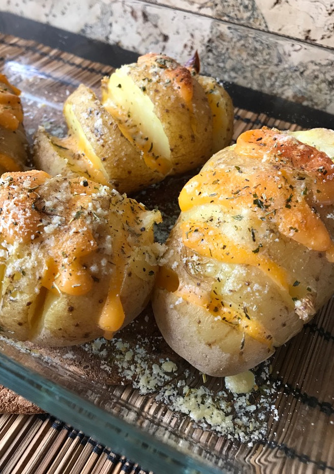 Una foto de Patatas rellenas de queso al horno
