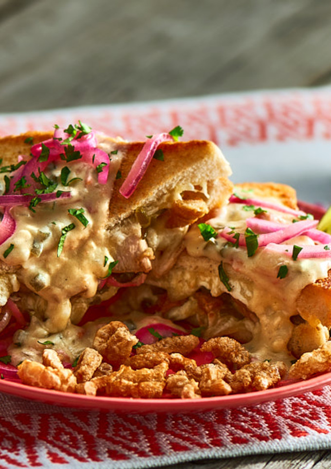 Una foto de Sándwich de Puerco y Queso a la Tequila
